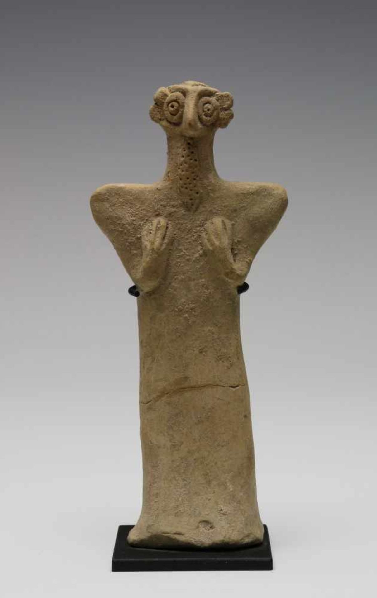 North Syria, terracotta idol, 2nd Mill BC.,with triangular shaped upper boddy, folded arms, beard - Bild 8 aus 8
