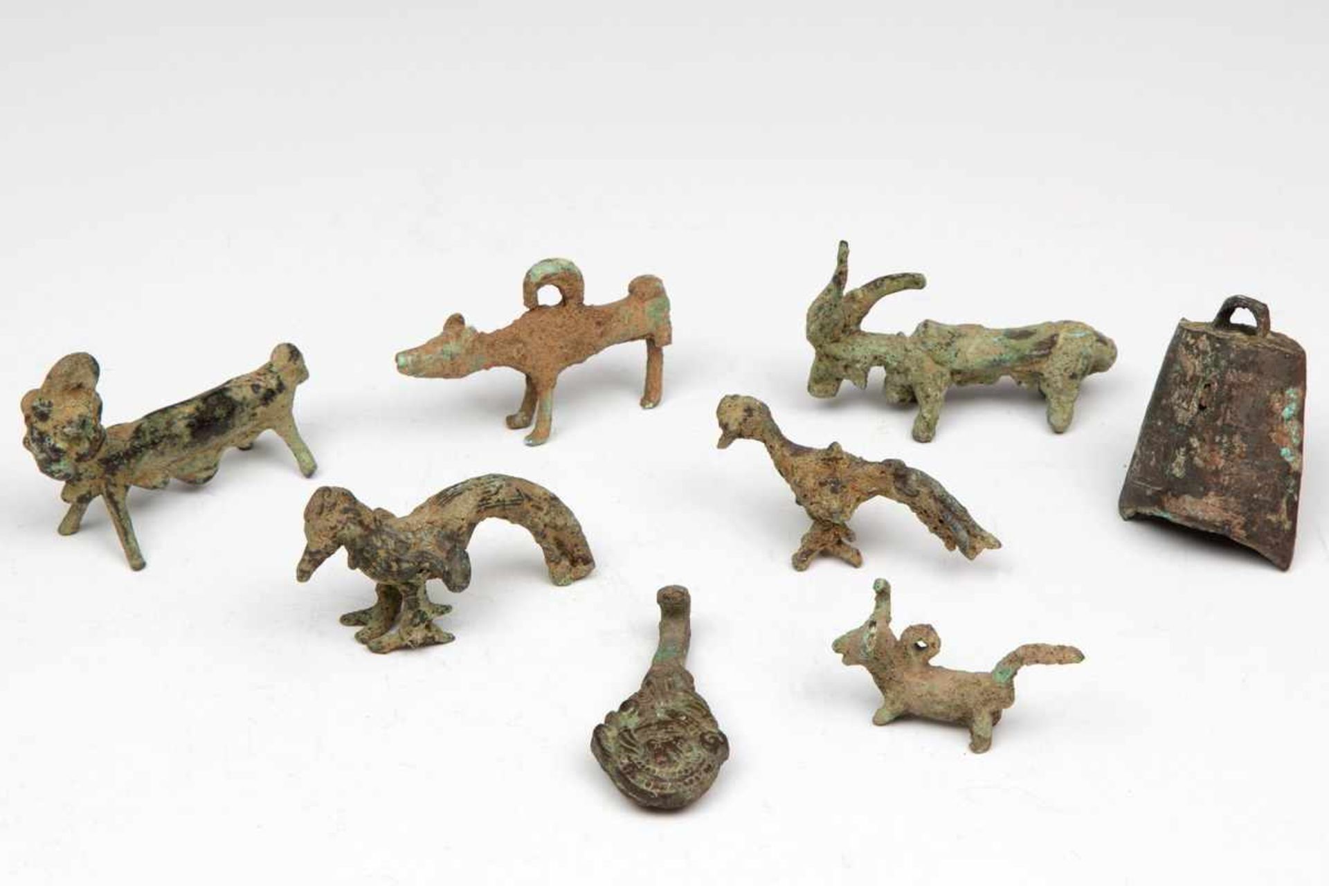 Zuid Oost Azie, zes antiek bronzen dierfiguren en China bronzen bel en gordelhaak.; L. 5 tot 7,5