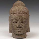 Indonesie, stenen Boeddha hoofd, 20ste eeuw.; h. 29 cm.; ; Herkomst: Collectie Cserno, Amsterdam;