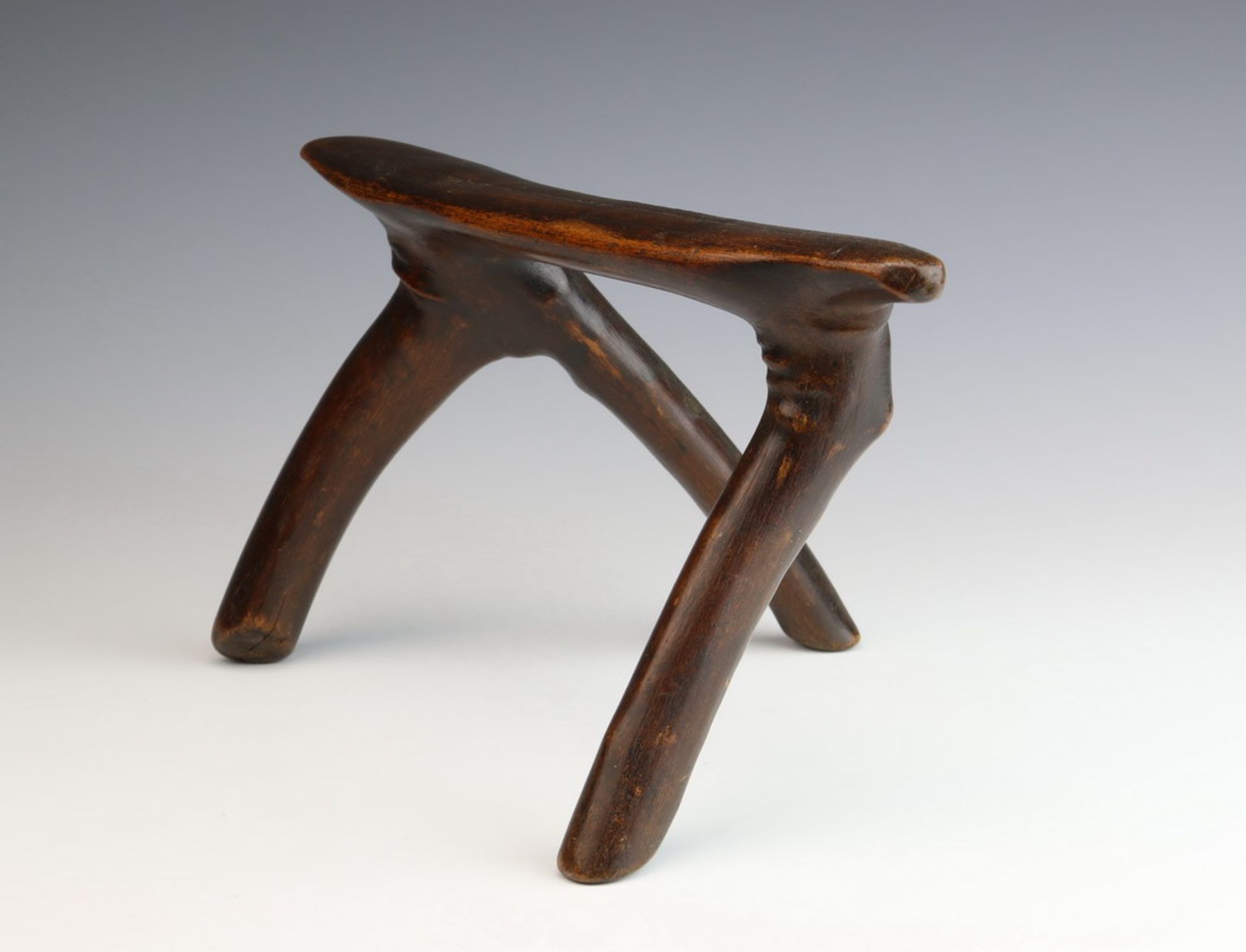 South Sudan, Dinka, wooden neckrest,with three curved legs. With glossy dark brown patina. Private - Bild 4 aus 4