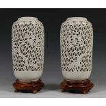 China, paar blanc-de-Chine ajour vazenmet kersenbloesem motief, op houten voet; h. 25 cm.; 2200