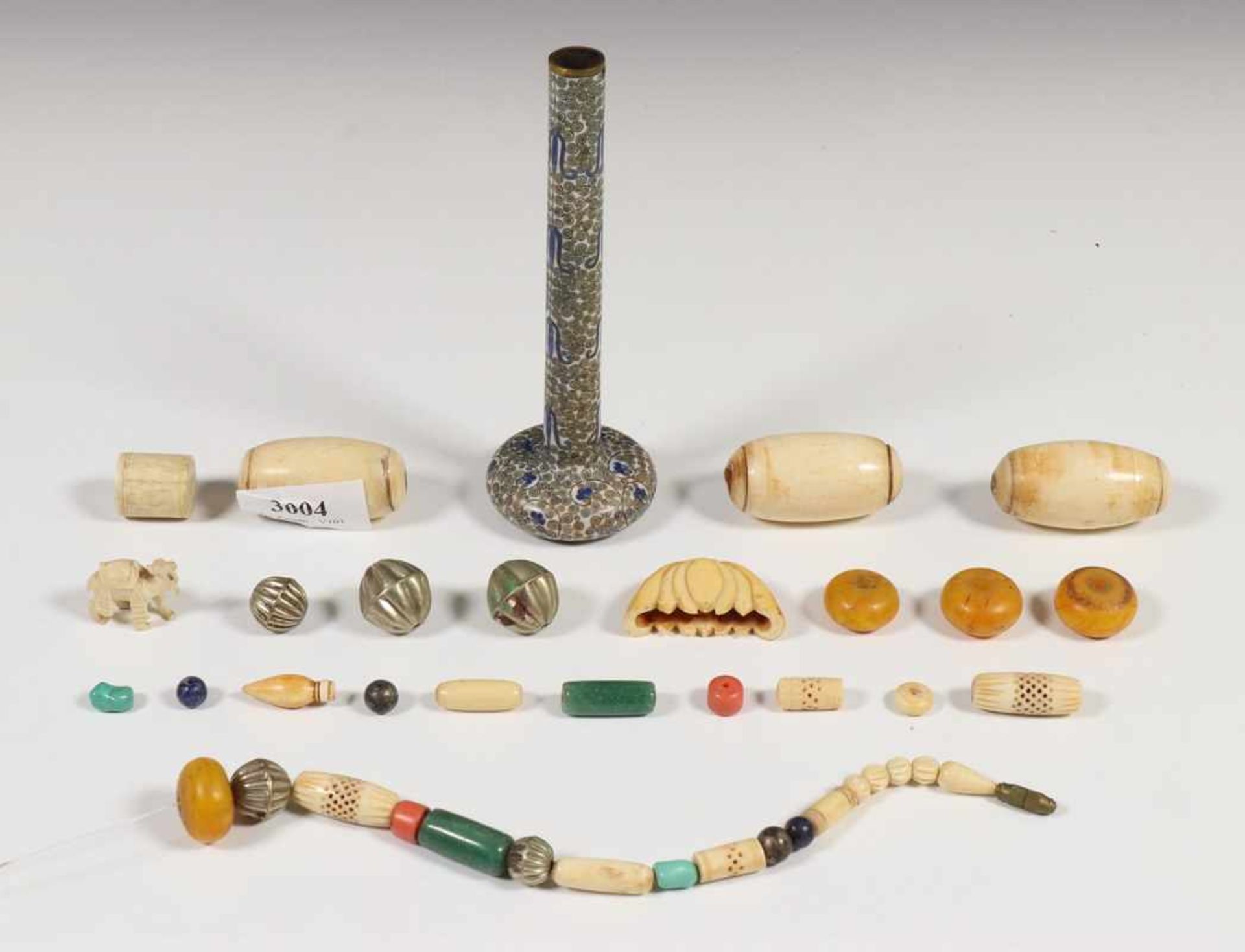 China, cloisonné wandelstokknop, ca. 1900 en diverse oosterse kralen,deels ivoor, o.a. in vorm van