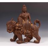 China, gietijzeren sculptuur van Guanyin op mythologisch dier, ca. 1900met resten van stucco en