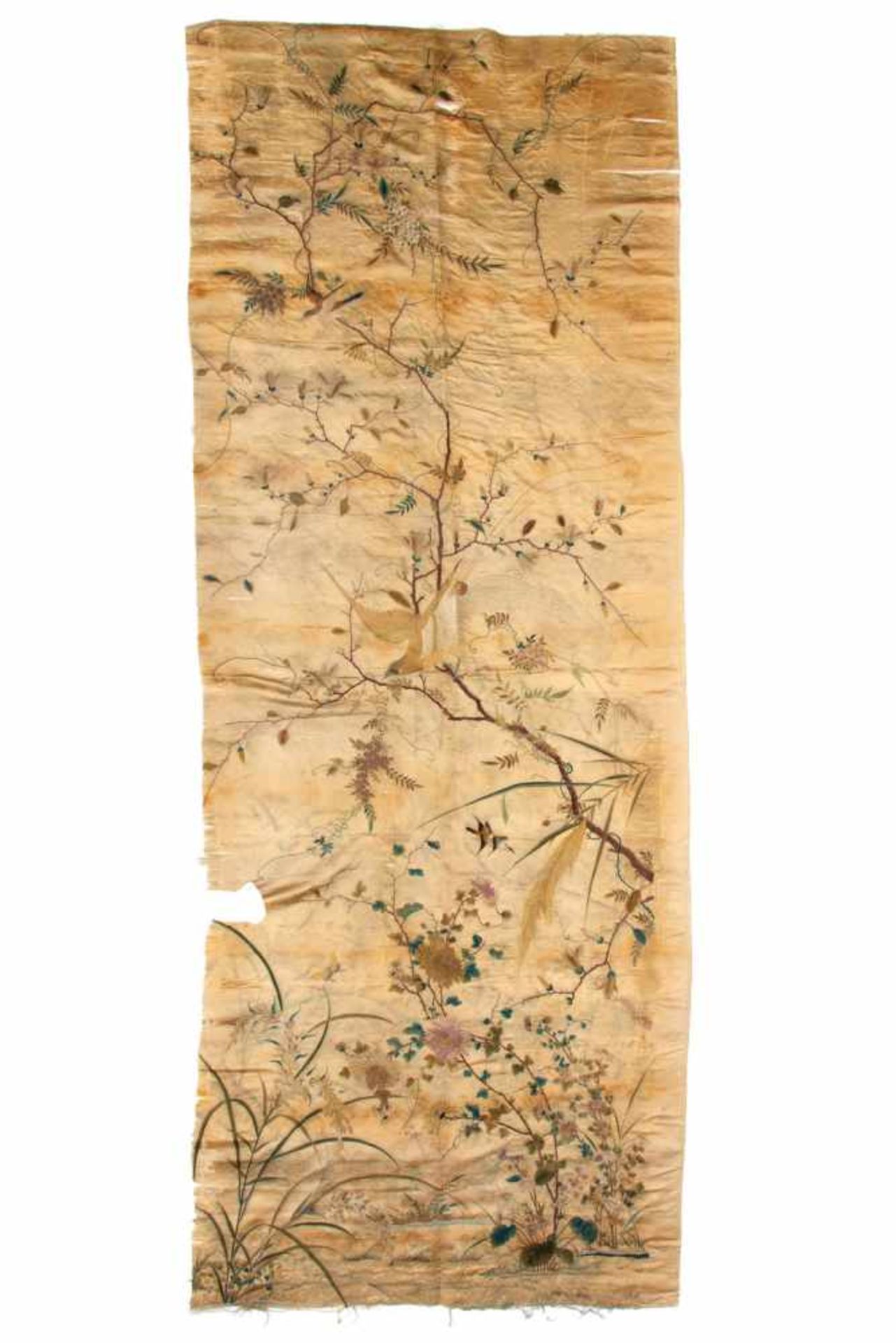 China, geborduurde zijde doek, ca 1900bloemen, vogels en vlinders in blauw en groene tinten, in