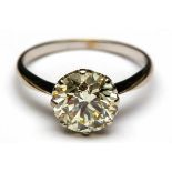 Witgouden solitairringgezet met een oud slijpsel diamant, ca. 3,2 ct. Kleur L, zuiverheid VSS2 (chip