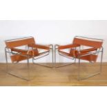 Marcel Breuer, paar verchroomd stalenbuis fauteuils, model 'Wassily chair'bruin lederen bekleding;