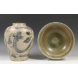 China, antieke steengoed vaas en celadon kom, Ming/Qing dynastie,de vaas met blauw-wit glazuur en