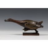 Edouard Marcel Sandoz (1881-1971), bruin gepatineerd bronzen sculptuur;Gans met slak. Gesigneerd