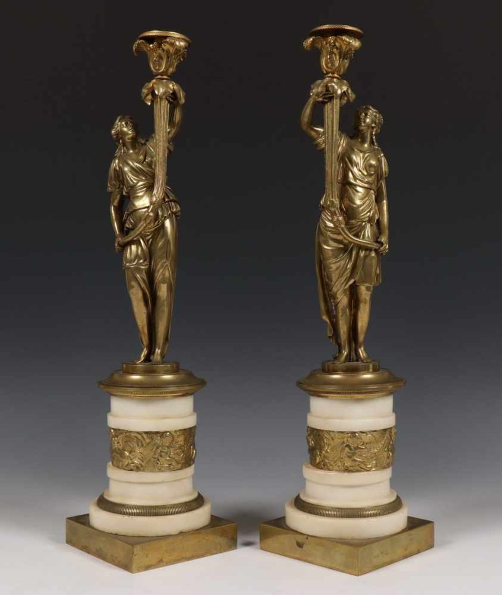 Frankrijk, paar bronzen kandelaars in Louis XVI stijl, 19e eeuw,de stam in vorm van vrouwfiguur - Bild 2 aus 4