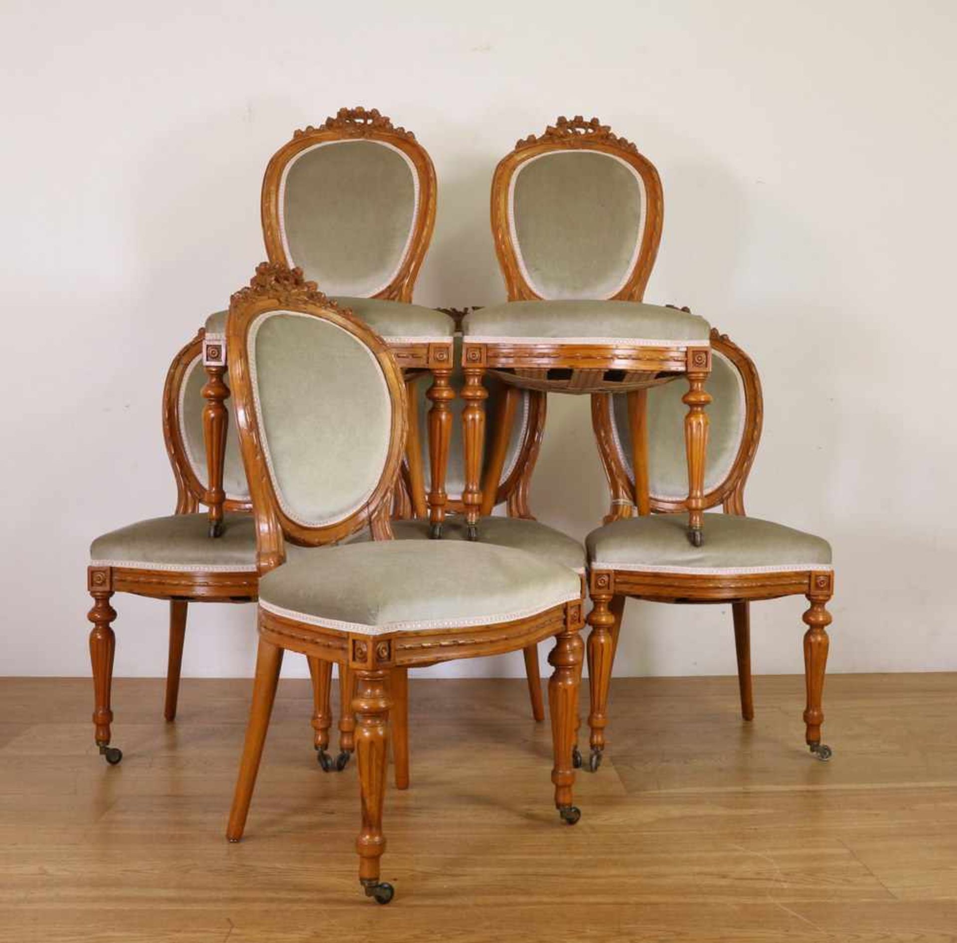 Set van zes beukenhouten stoelen in Lodewijk XVI-stijlmet grijs/groene velours stoffering. In de kap