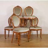 Set van zes beukenhouten stoelen in Lodewijk XVI-stijlmet grijs/groene velours stoffering. In de kap