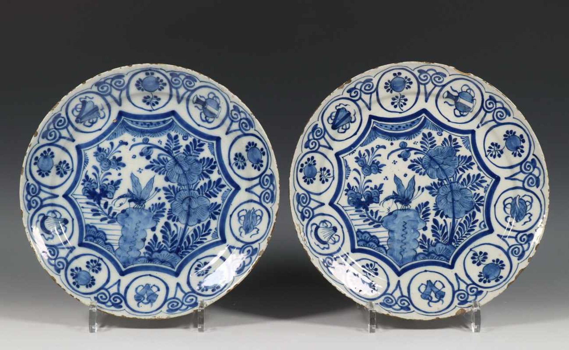 Delft, De Witte Starre, paar blauw-wit aardewerk borden, vroeg 18e eeuw,met Chinoiserie decor van