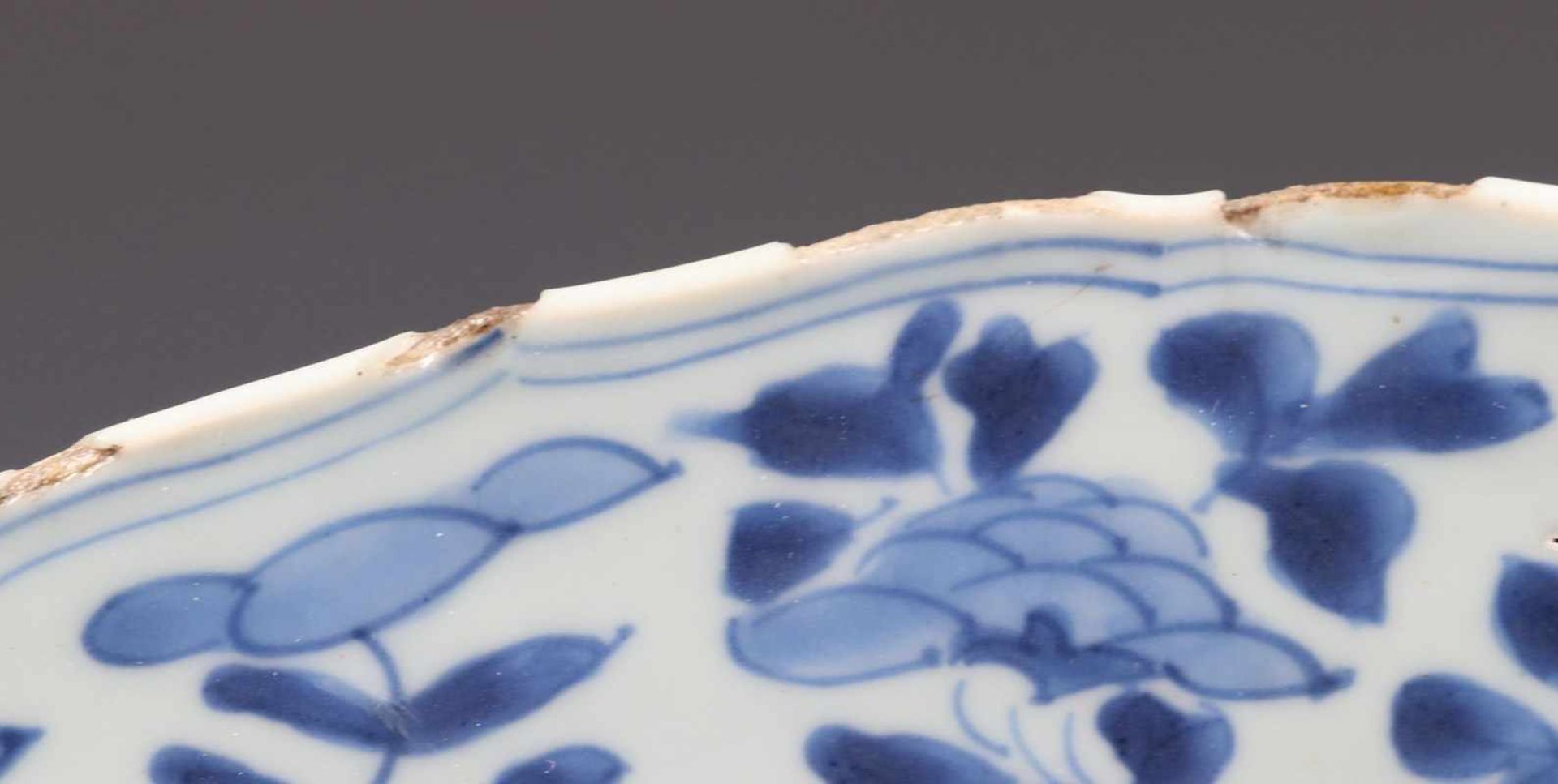 China, blauw-wit porseleinen schotel, Kangxi,met gecontourneerde rand en decor van rotsformatie. - Bild 6 aus 6