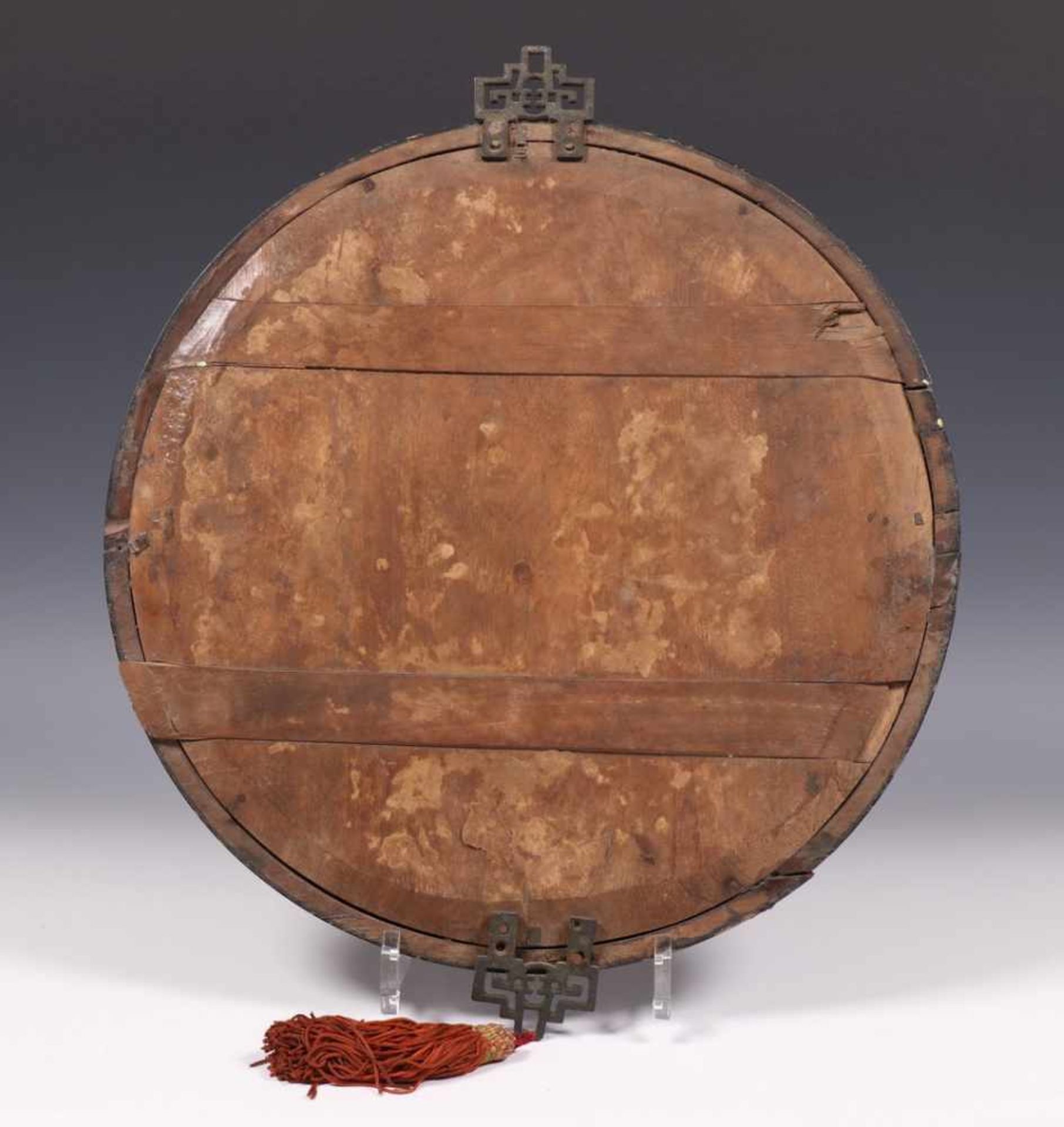 China, paar ronde houten panelen, ingelegd met speksteen, ca. 1900diam. 32 cm.; [1]150 - Image 2 of 5