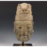 China, terracotta kop, mogelijk Ming dynastieHoogwaardigheidsbekleder, de ogen ingelegd met glas.