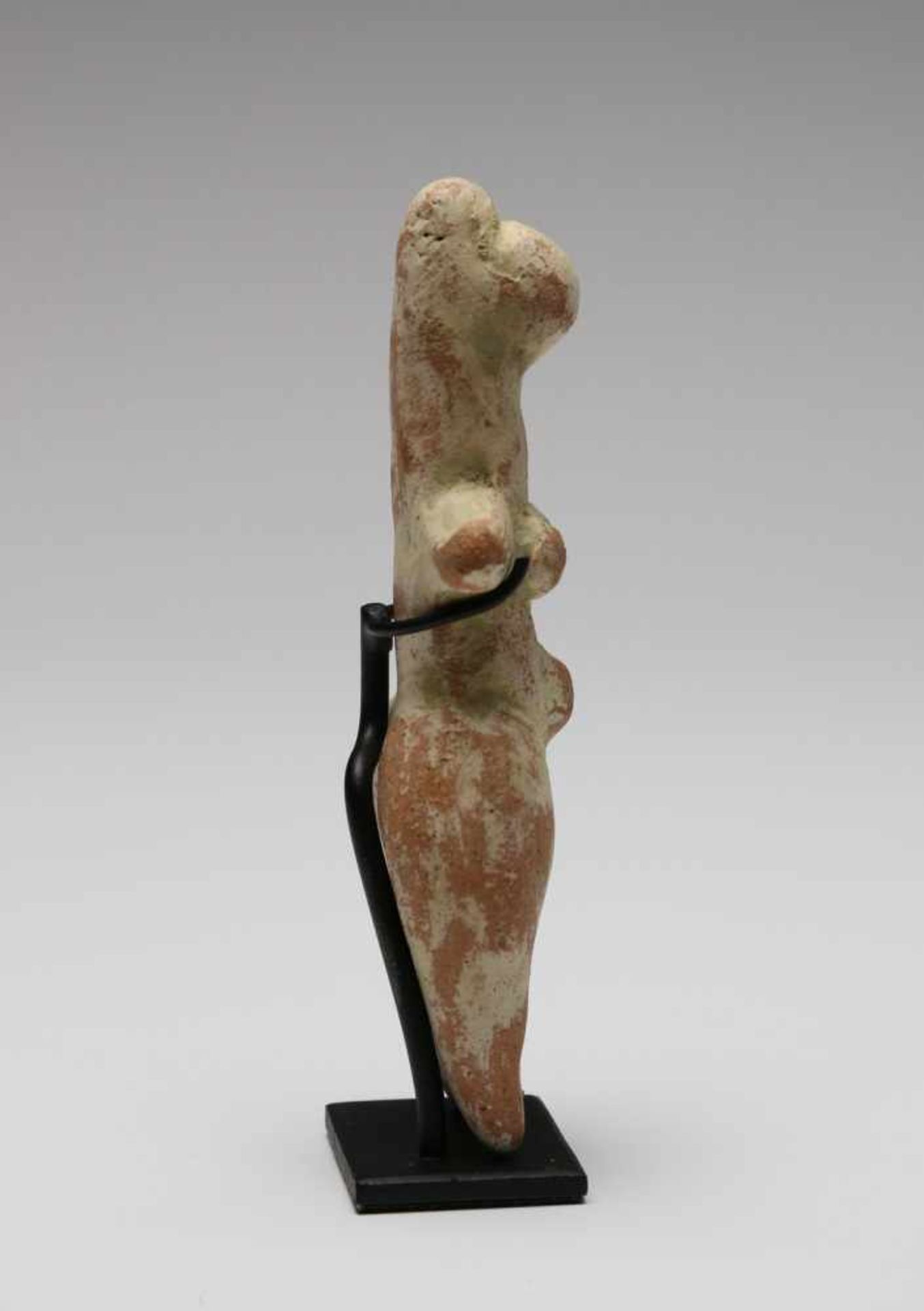 North Syria, terracotta idol, 2nd Mill BC.,with triangular shaped upper boddy, folded arms, beard - Bild 5 aus 8