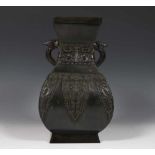 China, donker gepatineerd bronzen 'fanggu' vaas, 19e/20e eeuw,met archaische motieven en twee