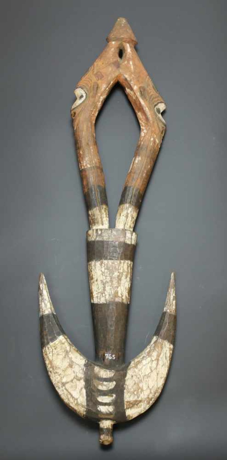 PNG, Middle Sepik, wooden suspension hook,showing two anthropomorphic faces on both sides of upper - Bild 2 aus 4