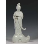 China, blanc de Chine Guanyin, 19e/20e eeuw;Staande met ruyiscepter in de hand op golf. Gemerkt