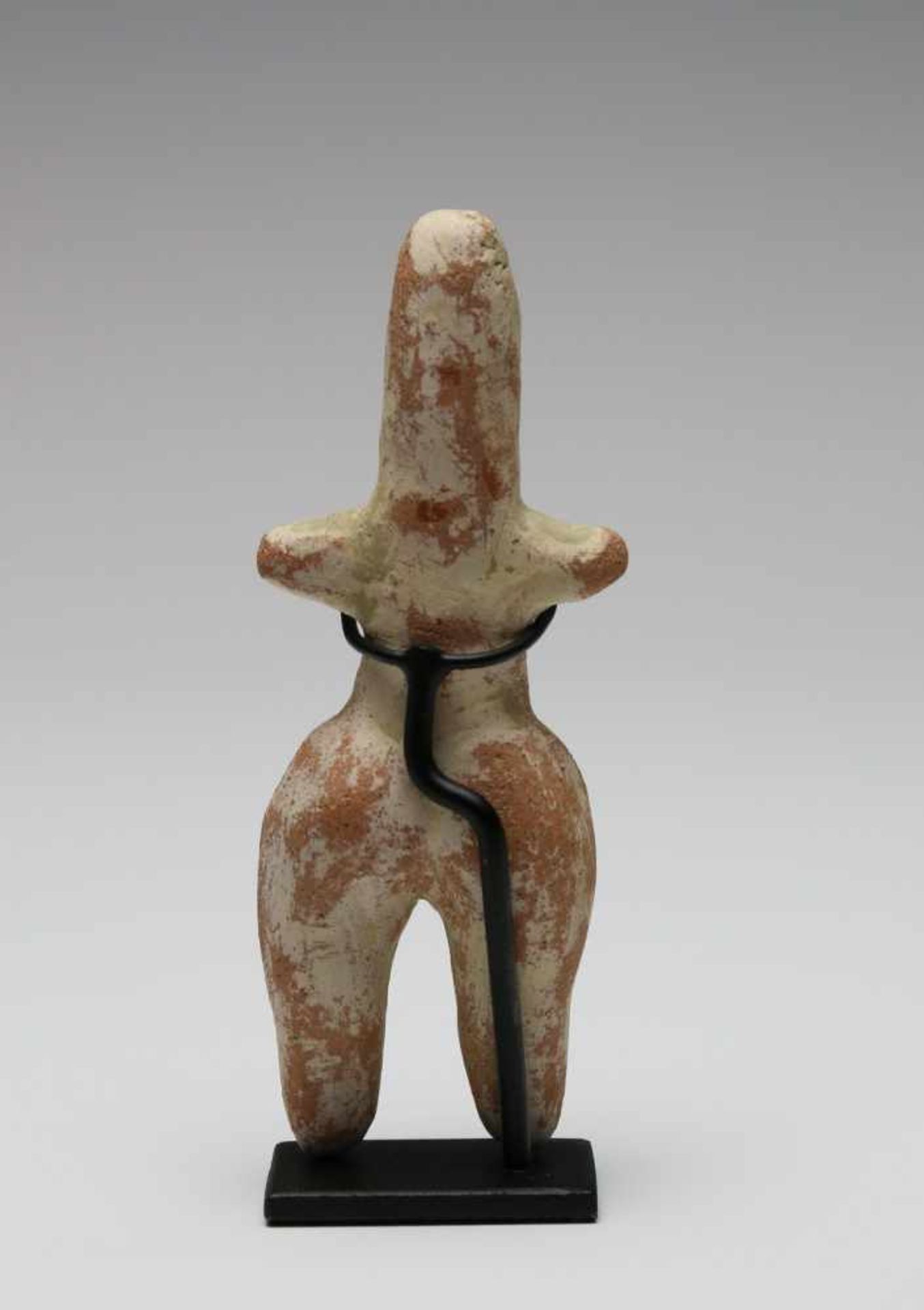 North Syria, terracotta idol, 2nd Mill BC.,with triangular shaped upper boddy, folded arms, beard - Bild 6 aus 8