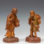 Japan, twee houten sculpturen, ca. 1920;van oude man met pad op schouders en oude vrouw met