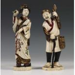 Japan, twee mammoetivoren okimono's, Meiji periode;Geisha en boer, deels beschilderd en verguld.