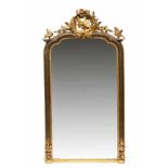 Kapitale spiegel in deels vergulde en rustiek uitgevoerde lijst, 19e eeuw,met in de kuif oa.