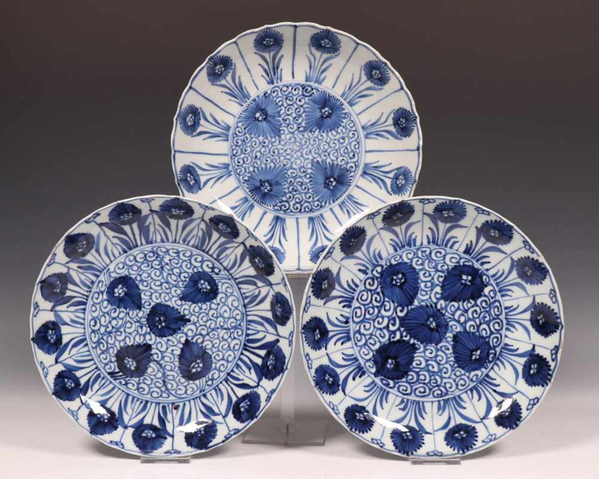 China, blauw-wit porseleinen schotel en drie borden, Kangxi,met decor van zeeegel en asters in - Bild 2 aus 7