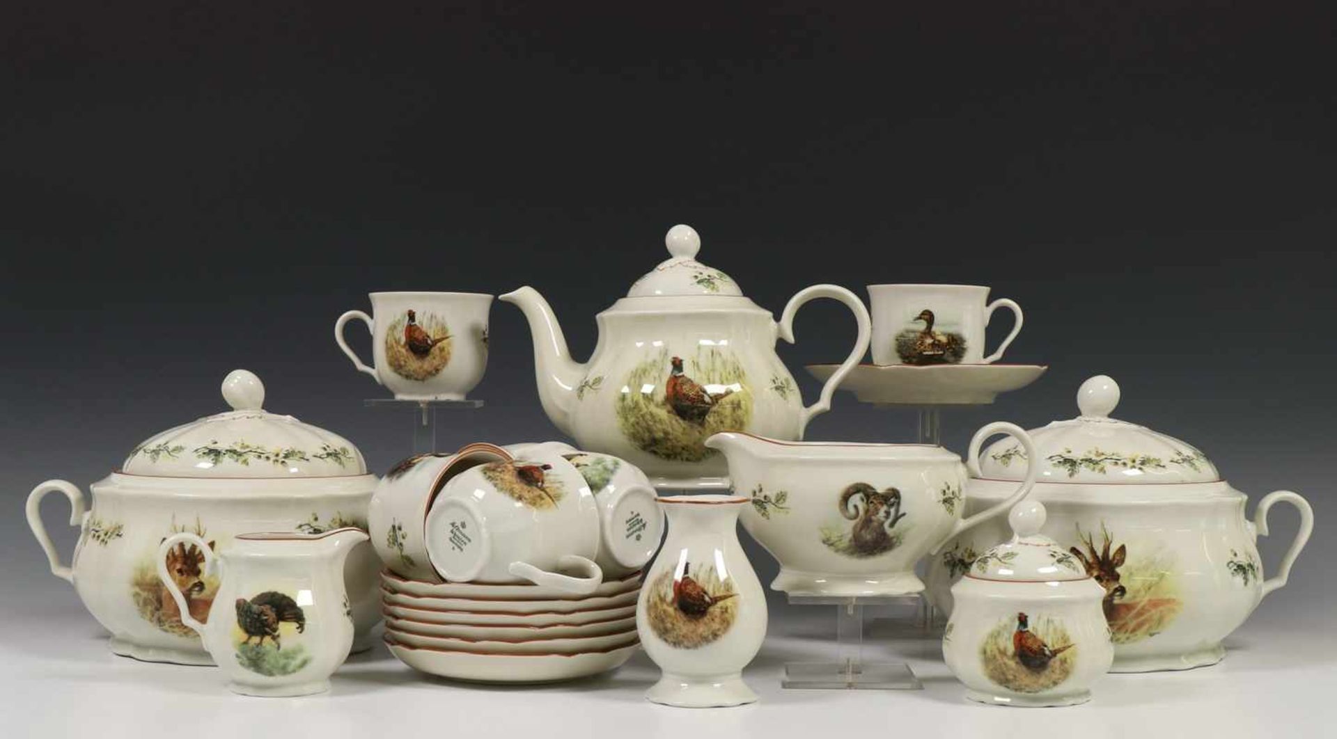 Seltmann Weiden, Bavaria servies met decor van Rien Poortvlietbestaande uit: theepot, melk-en