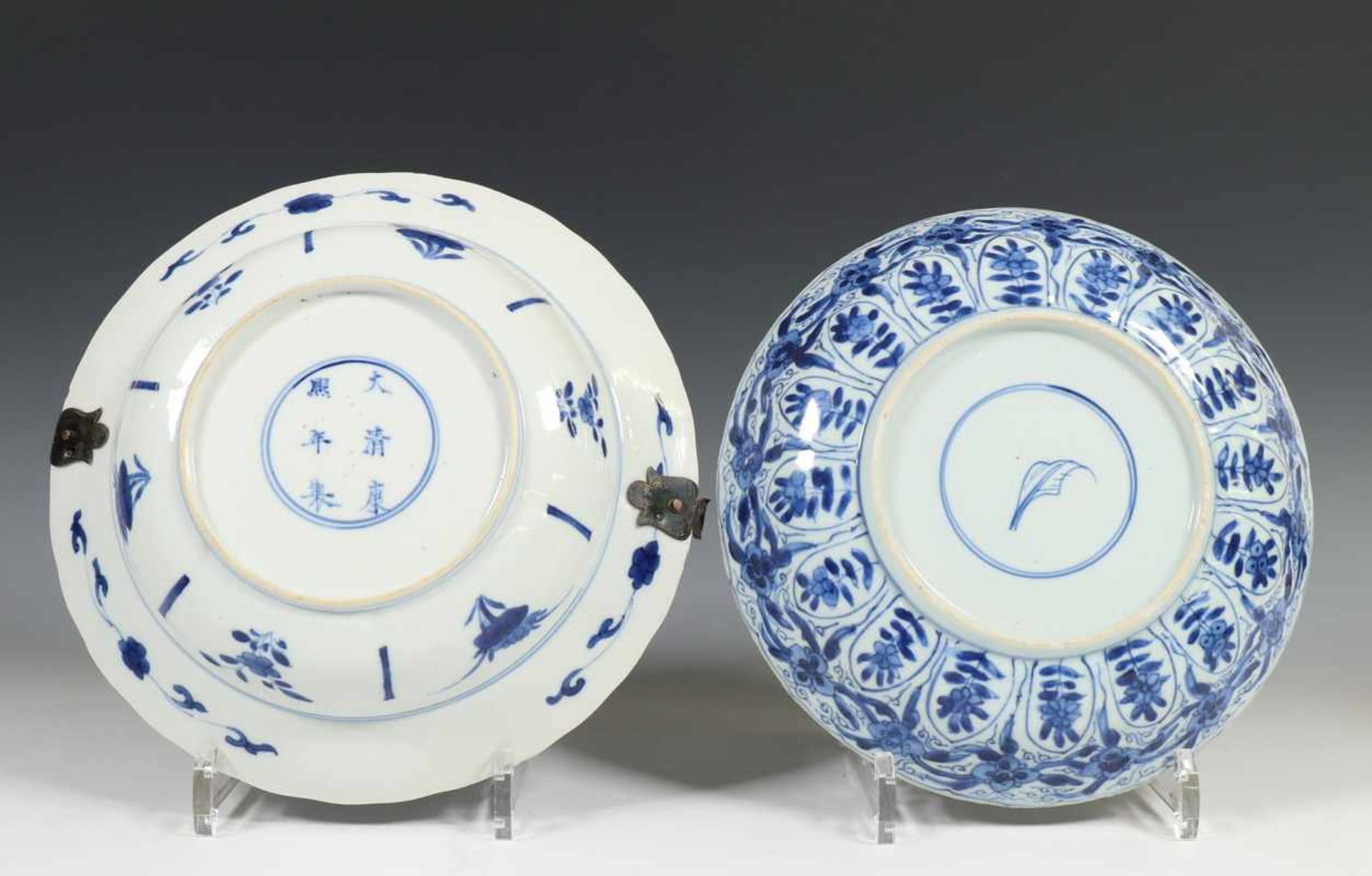 China, twee blauw-wit porseleinen borden en twee kommen, Kangxi,één bord met zilveren montering ( - Bild 3 aus 5