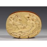 Mogelijk Italie, ovale ivoren doos, ca. 1700,met gestoken relief van Heracles en de hinde van