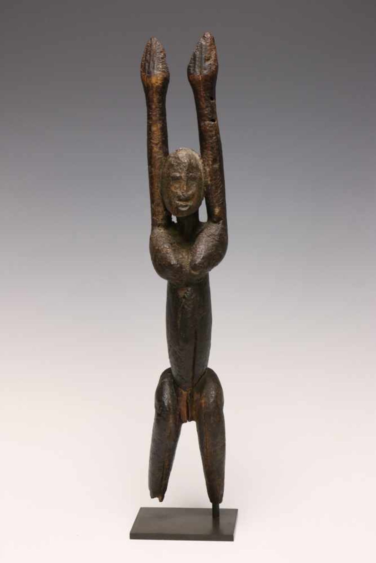 Dogon, standing antropomorphic figure,with raised arms and dark oily patina. Provenance, Steven de - Bild 4 aus 6