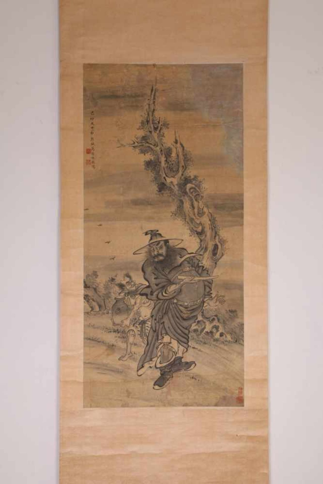 China, rolschildering door Wan Shouqi,duiveluitbanner Zhongkui; h 95,5 en b 45 cm; Tom Lenders, - Bild 2 aus 3