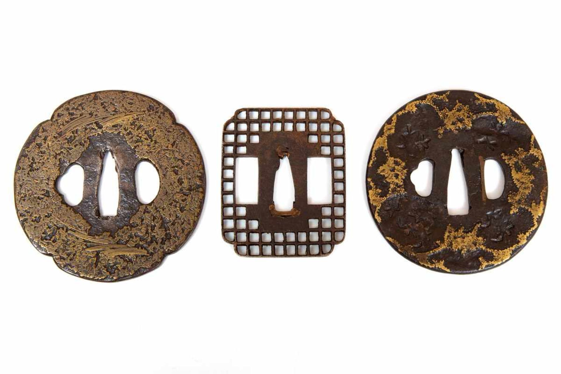 Drie tsuba's Edo periode;een ajour en twee met abstracte decoratie. Ongesigneerd; l. 6,5/8 en 8,4