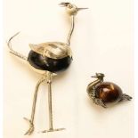 Twee decoratieve vogels, steen en zilveréén in de vorm van een zwaan; 240