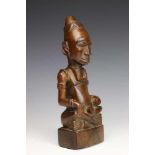 DRC., Kuba, small wooden carved King's figure, ca. 1920.Carved in the style of the great Ndop