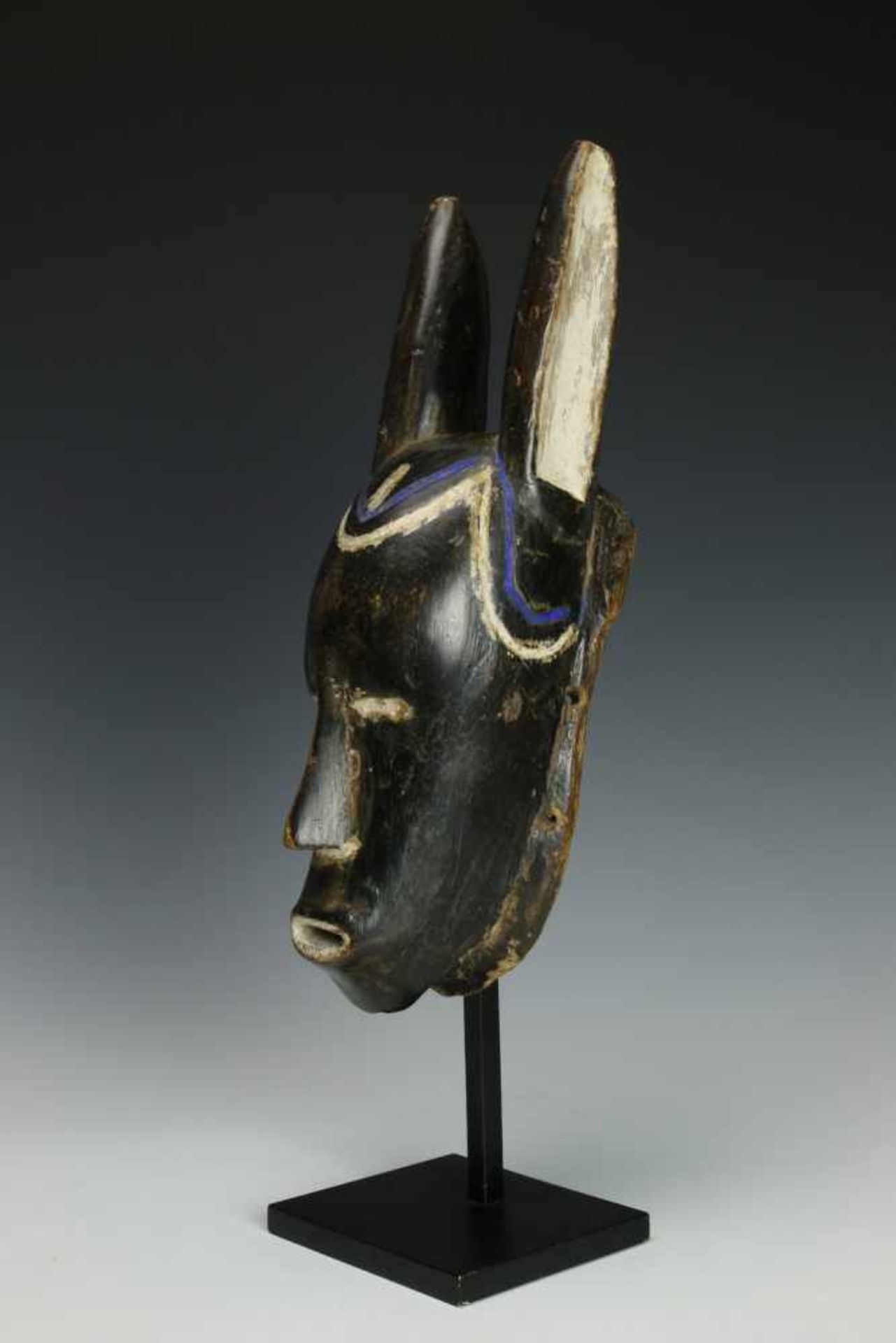 Ivory Coast, Guro, face mask,with straight horns, engraved hairline with accents in blue and - Bild 2 aus 3