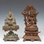 China, gietijzeren sculptuur van Bodhisatva en Thailand, bronzen zittende Boeddha, 20ste eeuw.; h.