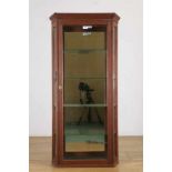 Rood gelakte houten hangvitrine, ca. 1900,met spiegel achterwand en glazen schappen. In het front