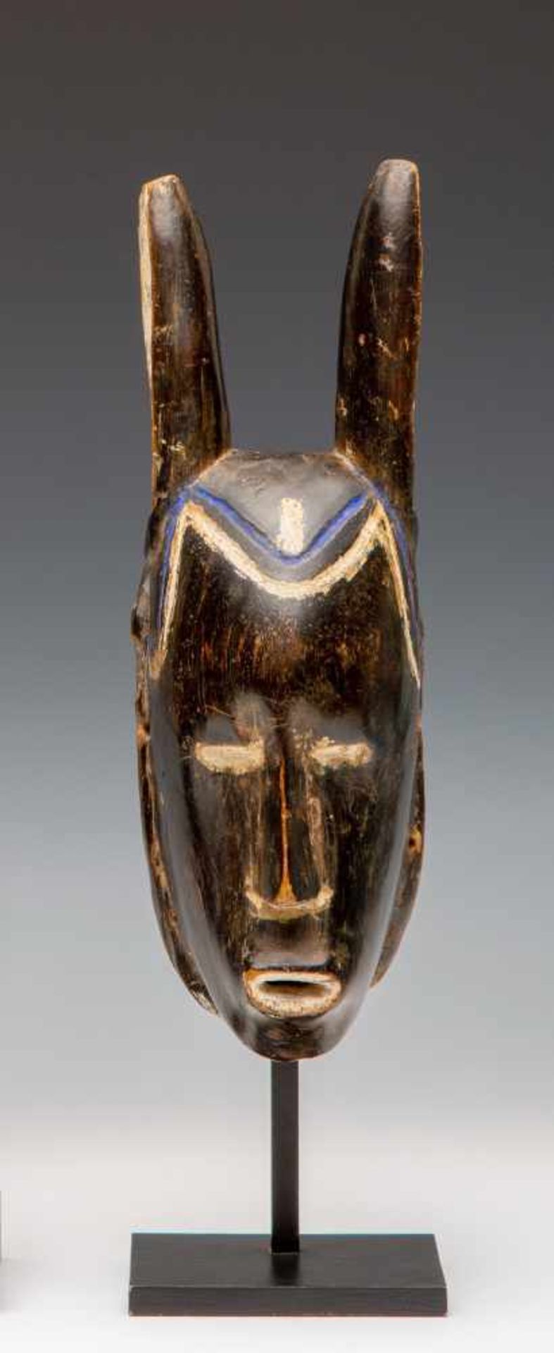 Ivory Coast, Guro, face mask,with straight horns, engraved hairline with accents in blue and - Bild 3 aus 3