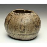 Peru, Sican, kalebas pot, ca. 500-700,with engraved and blackened geometrical patterns. Provenance