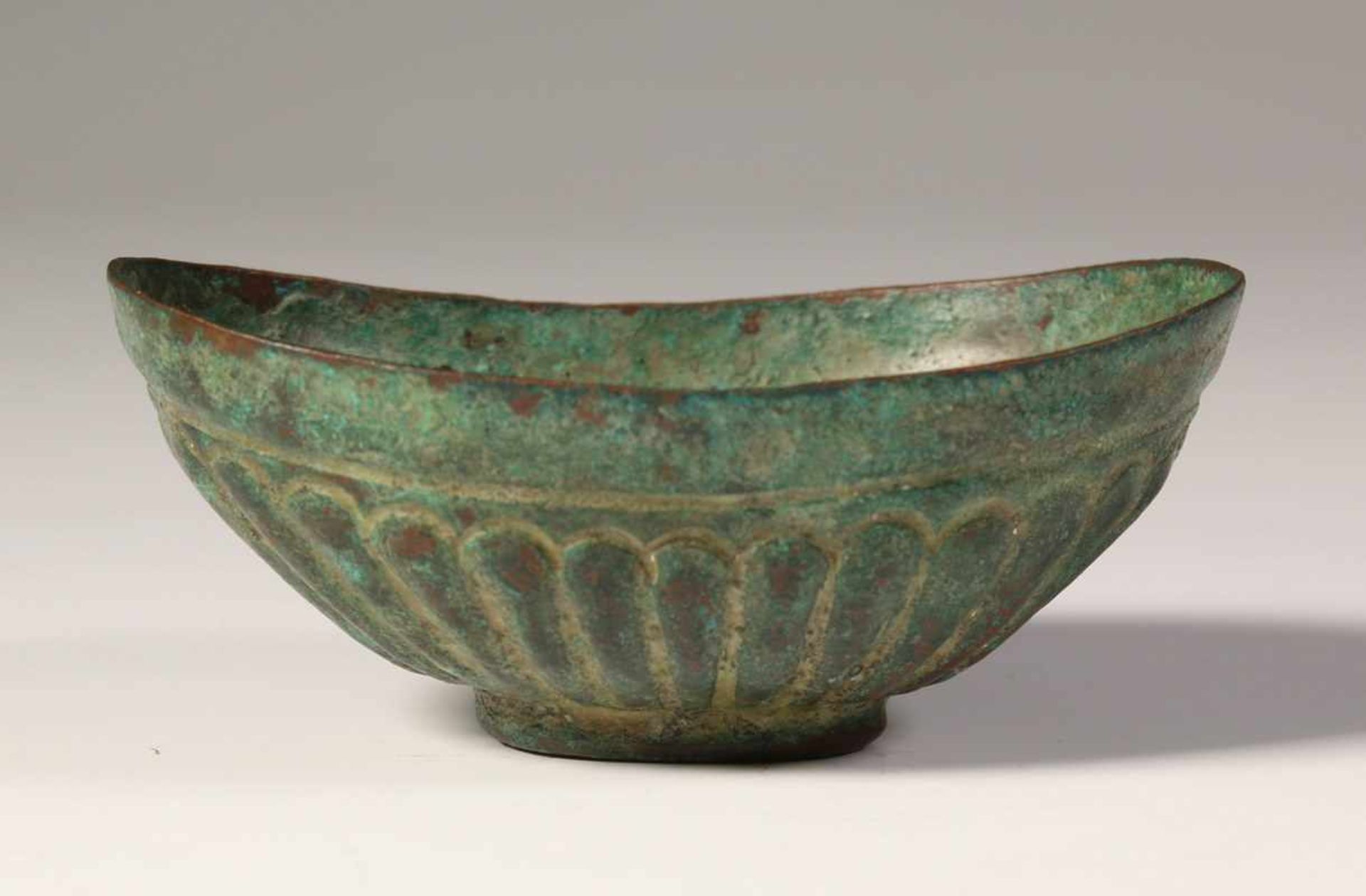 Perzie, antiek bronzen gelobd schaaltjemet groen-bruin patina.; l. 9 cm.; [1]80 - Bild 2 aus 5