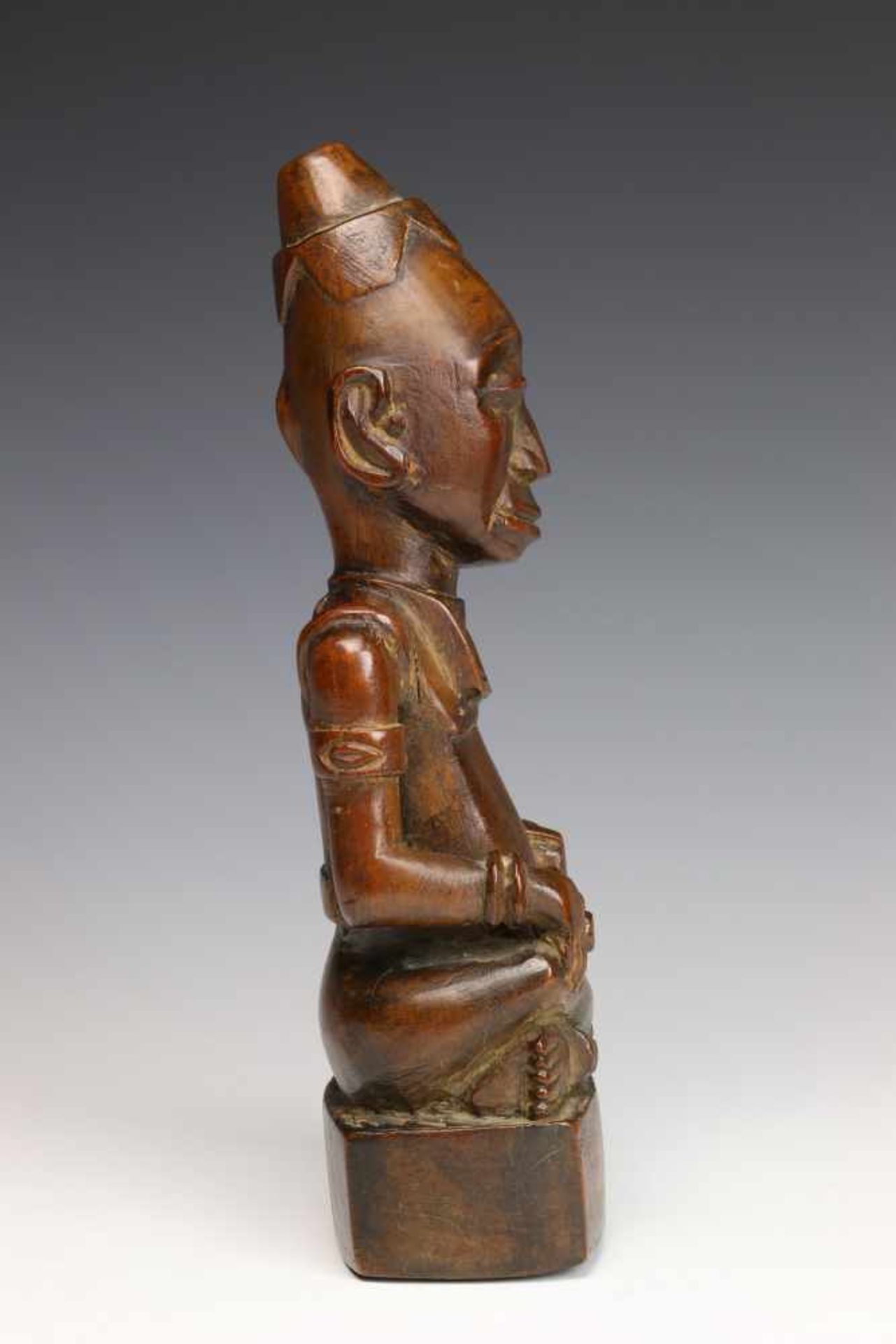 DRC., Kuba, small wooden carved King's figure, ca. 1920.Carved in the style of the great Ndop - Bild 2 aus 5
