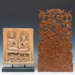 India, terracotta stele, 20ste eeuw,met relief versiering van figuren onder de Bodhi boom. Hierbij