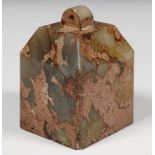China, jade vierkant cachet,met afgeschuinde bovenzijde; h. 8,5 cm.; [1]400