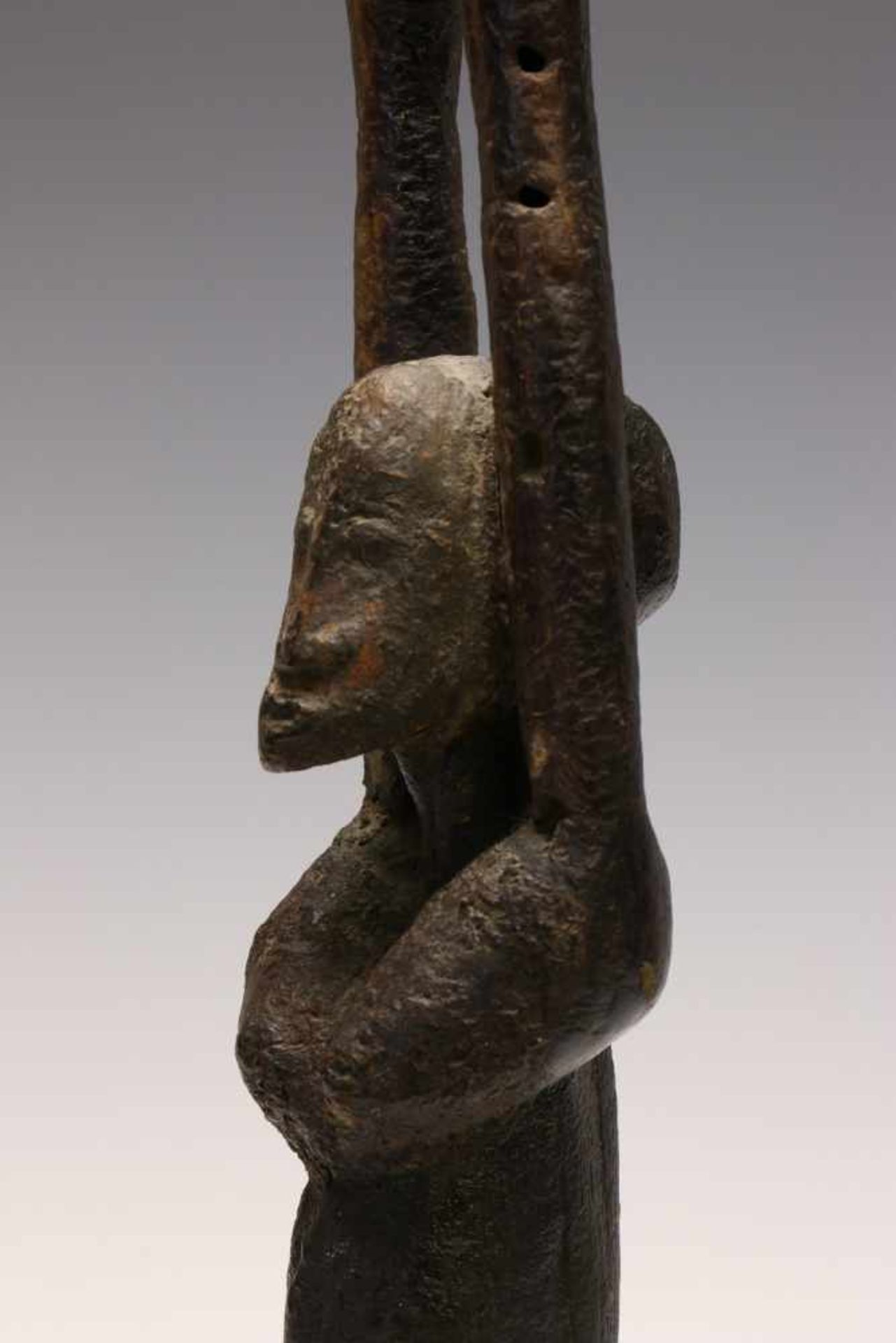 Dogon, standing antropomorphic figure,with raised arms and dark oily patina. Provenance, Steven de - Bild 2 aus 6