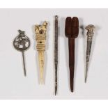Vijf pijpenwroeters, 19e eeuw,zilver, been en hout, de laatste met klompen; 5120