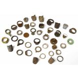 Collectie metalen ringen, w.b. 19e eeuw;enkele met zegels en een dobbelsteen met portretten en