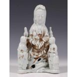 China, blanc de Chine Guanyin, 18e eeuw,met kind op schoot, geflankeerd door dienaren. Met resten