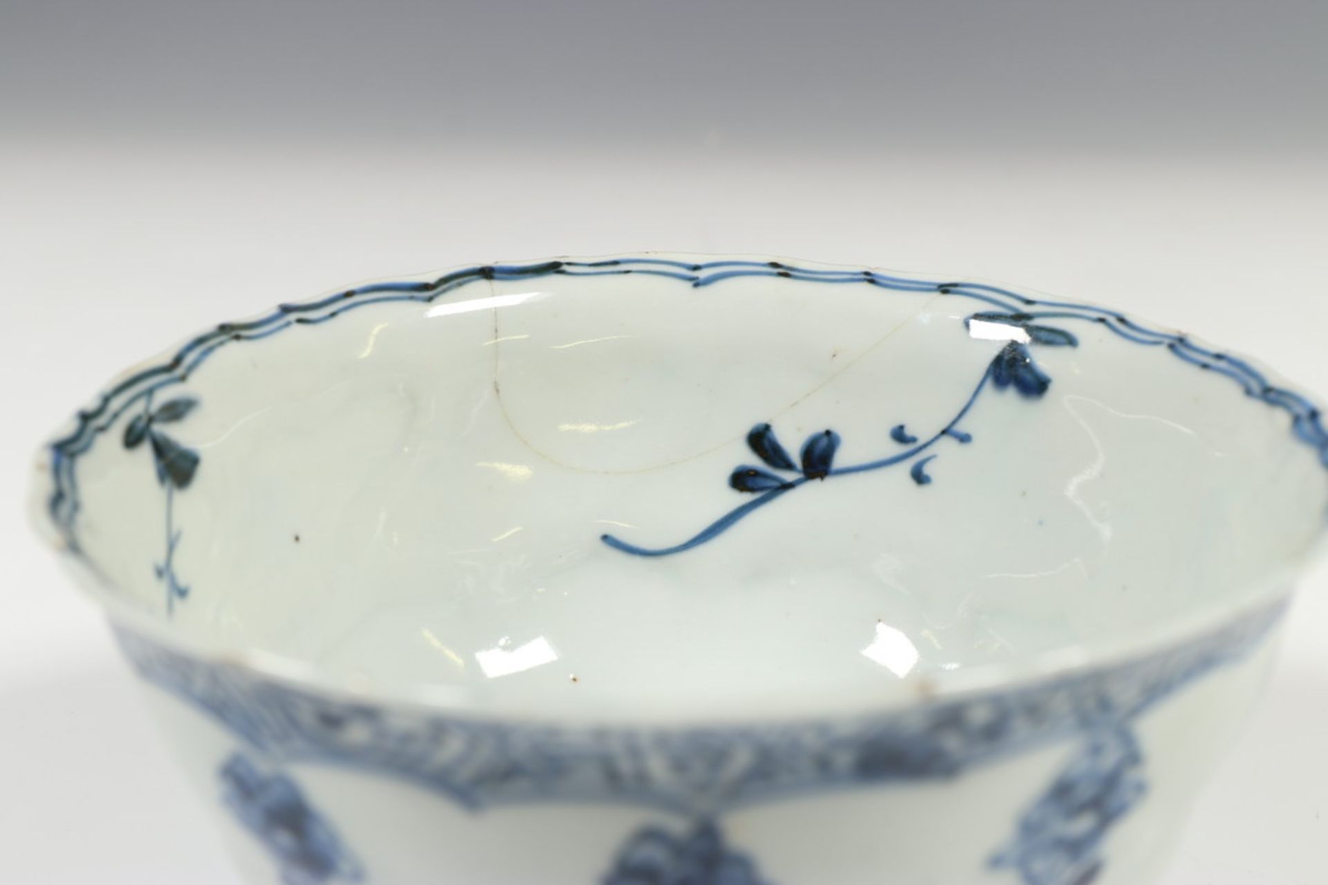 China, twee blauw-wit porseleinen borden en twee kommen, Kangxi,één bord met zilveren montering ( - Bild 5 aus 5